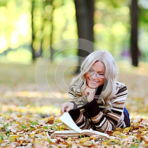 Woman read in park