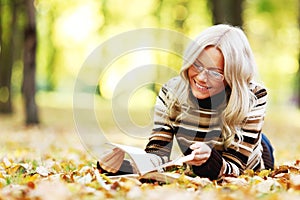 Woman read in park