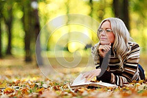 Woman read in park