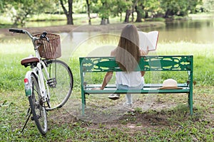 woman read text book at park