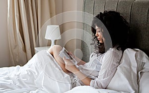 Una donna lettura un letto 