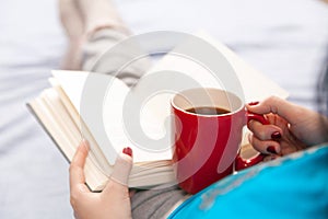 Una mujer lectura un libro en una cama 