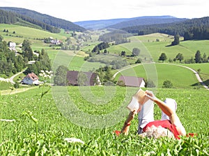 Žena čtení v tráva 