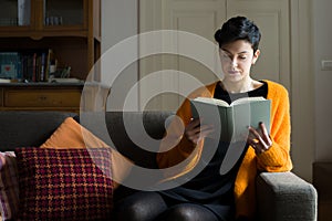 Žena čítanie na pohovka 