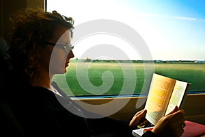 Una mujer lectura en el tren 
