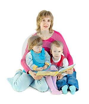 The woman reads the book to children