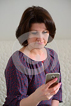 woman reads information on smartphone screen