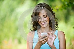 Una mujer el lee un mensaje sobre el móvil teléfono 