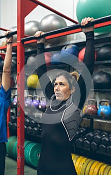 Woman ready to do pull ups in the box