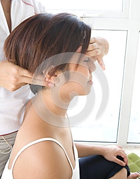 Una mujer recepción cabeza a cuello masaje 