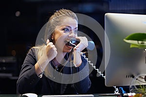 A woman-reception swears with the client by phone