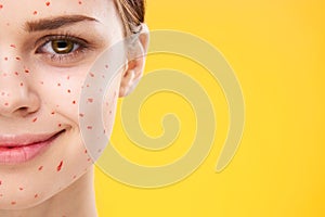 Una donna punti su di lei pelle i problemi dermatologia insoddisfazione 