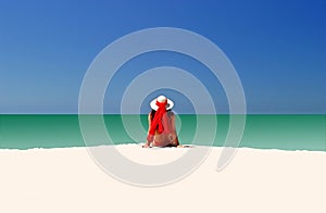 Una mujer en un sombrero a todo sobre el vacío Playa 
