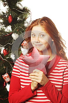 woman with red staer and tree