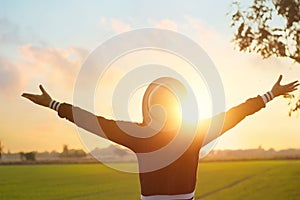 Una mujer relajante sobre el verde campo agradable refrescante el aire sobre el tiempo libre atardecer 