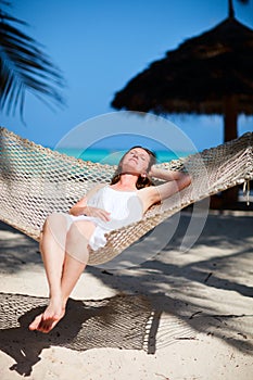 Una donna rilassante amaca 