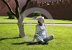 Una donna rilassante nel parco 