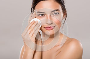 Woman remove make up