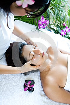 Una mujer calmante mientras con masaje 