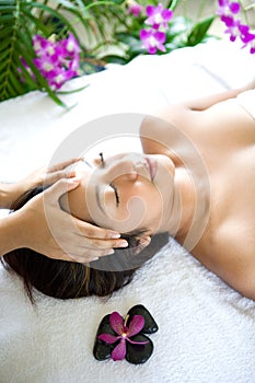 Una mujer calmante mientras con cabeza masaje 