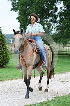 Una mujer sobre el caballo un caballo 