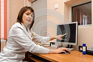 Woman roentgenographer in office of polyclinic indicates changes photo