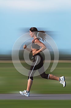 Una mujer correr 
