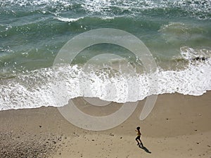 Eine Frau laufen Strand 