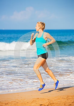 Eine Frau laufen auf der Strand 