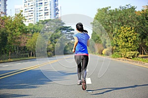 Una donna correre sul la città 