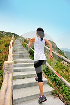 Una donna correre sul montagna scala 