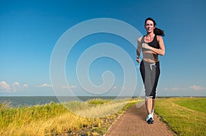 Una mujer correr en el verano 