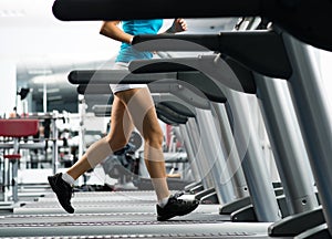 Una donna correre sul tapis roulant 