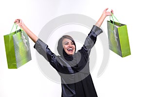 Una mujer a compras bolsa 