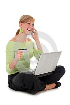 Una mujer compras conectado a internet 