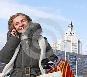 Una donna un telefono la città 