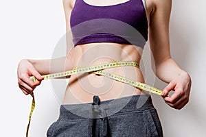 Woman showing her abs with metric