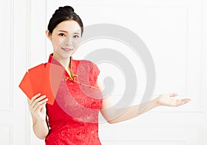 woman showing the red envelope and introducing something