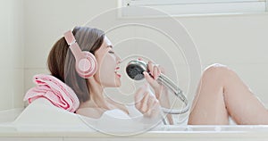 Woman sing song in bathtub