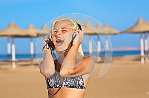 Una mujer cantando fuerte 