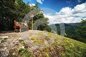 Žena sedí na lavičce na vrcholu kopce Čipcie na Slovensku