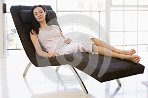 Una donna sedie dormire 
