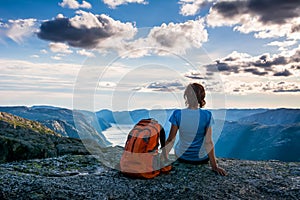 A woman is sitting on the edge of cliff on the way to boulder K