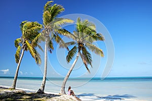 Una mujer de acuerdo a palmera árboles sobre el Costa de laguna sobre el isla fidelidad islas nuevo 