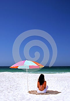 Žena na španělština pláž slunce deštník. bílý písek modrý more a nebe 