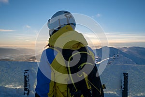 Žena lyžař při pohledu na západ slunce nad horami Slovenska