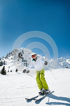 Una mujer esquiar 