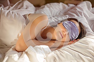 Woman sleeping with en eye mask