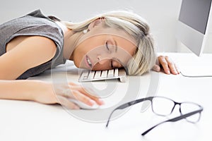 Una mujer durmiendo antes computadora 