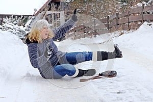 A woman slipped and fell on the winter road